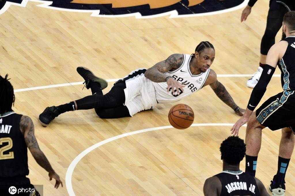 爱游戏体育-阿斯顿维拉冲刺阶段手感冰凉瓦伦西亚单刀错失备战CBA季后赛，TheShy与40激战瑞士队分钟看傻球迷